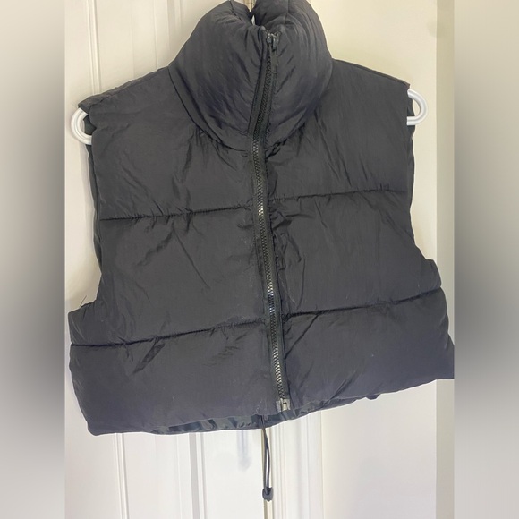 Cropped Black puffer vest - Picture 1 of 2